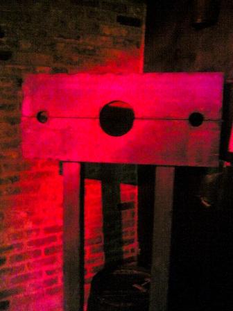 pillory red